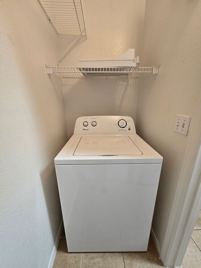 Building Photo - Awesome 2 bedroom 2 bath unit!