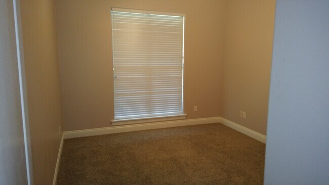 Building Photo - 3656 Belview Rd