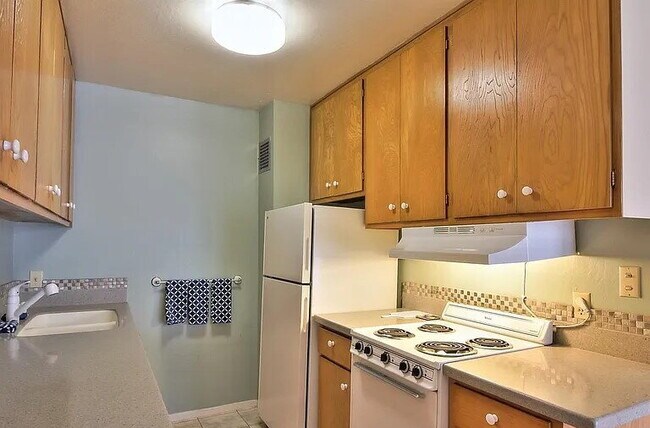 Building Photo - Charming 1-Bed San Francisco Retreat with Fireplace & Granite Finishes!
