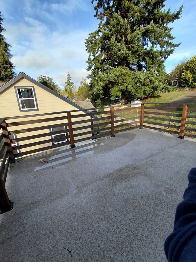 Building Photo - Cozy updated 1 bedroom with rooftop deck