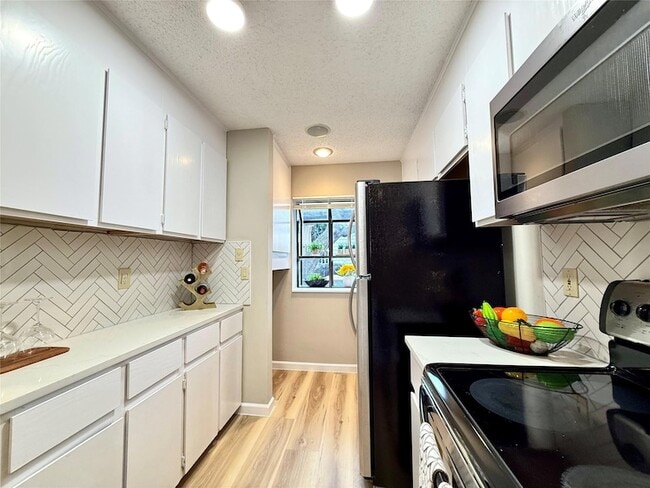 Building Photo - 7122 Wood Hollow Dr