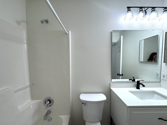 Building Photo - 964 Vanderbilt Dr