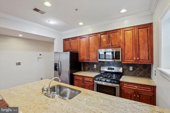 Building Photo - 1116 C St NE