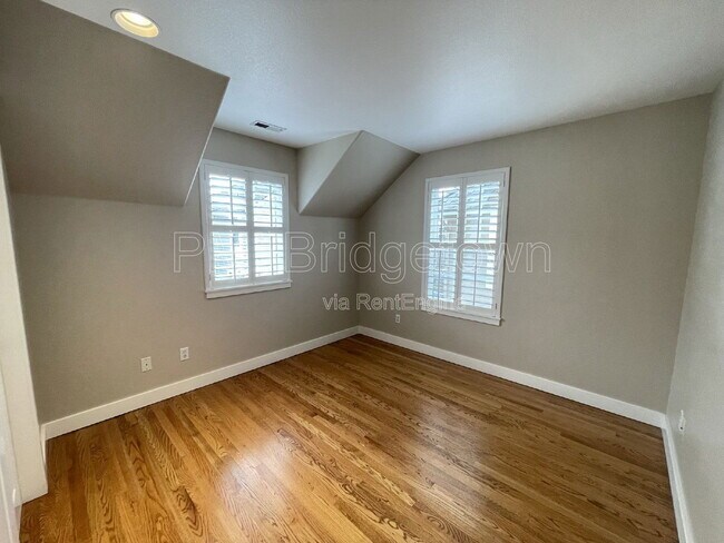 Building Photo - 10235 NW Edgewood Dr