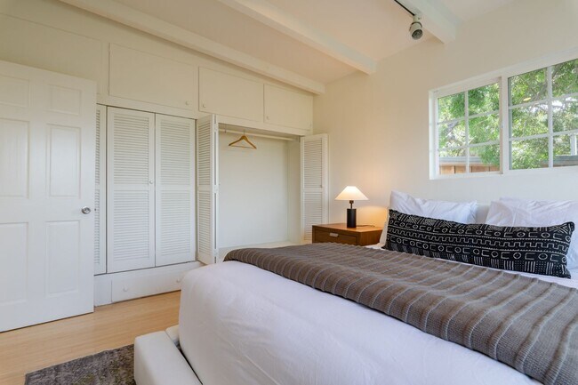 Building Photo - Beautiful Hollywood Hills Home For Lease!