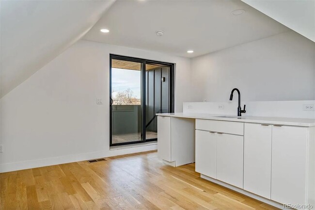 Building Photo - Contemporary Townhome in an Exceptional Su...