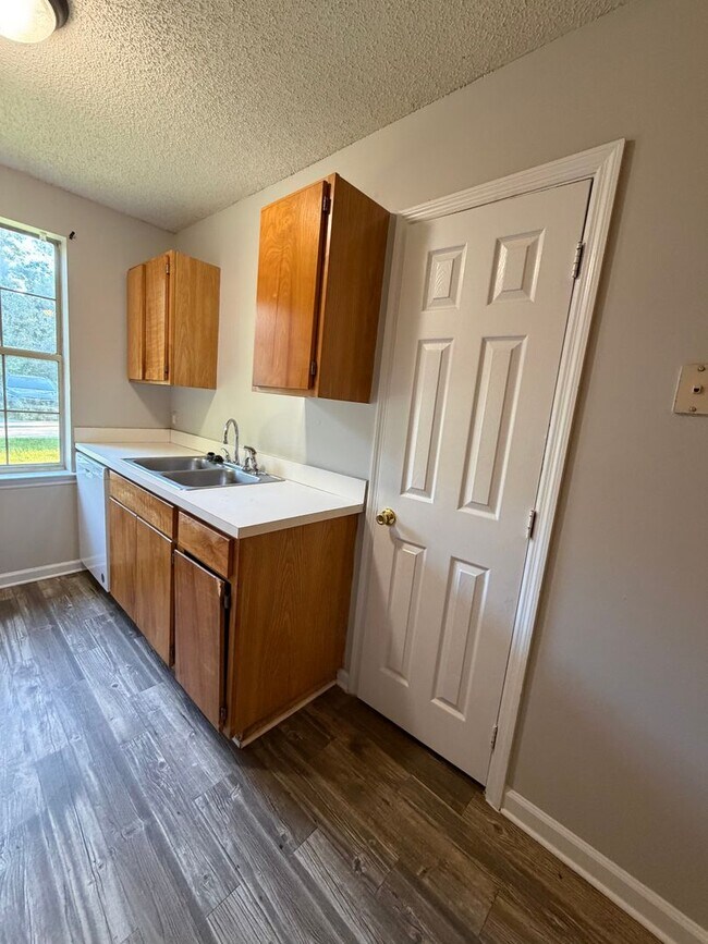 Building Photo - 302 Admiral's Walk Dr