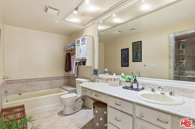 Building Photo - 4401 Moorpark Way