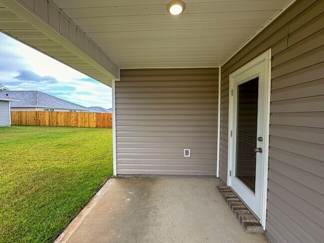 Building Photo - 4 bedroom 2 bath home in the Woodlands Subdivision in Milton, FL!