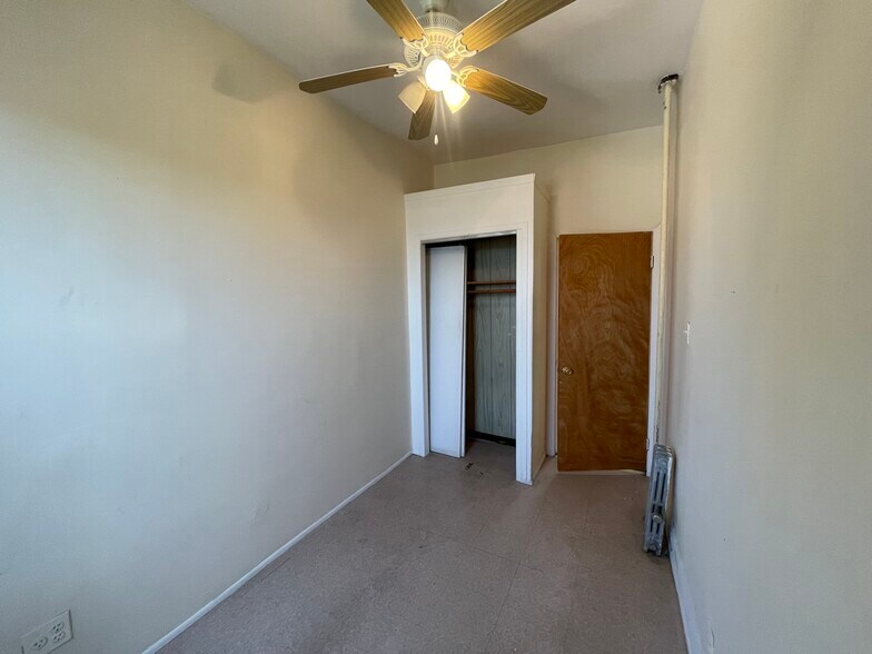 bedroom - 98 Bristol St