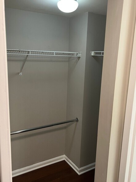Walking closet - 700 1st St