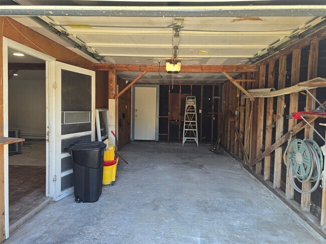 Building Photo - 914 Avenue K