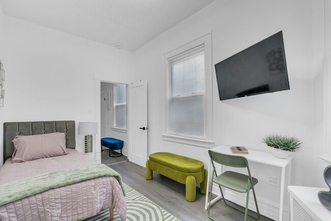 Building Photo - 68 Pine St