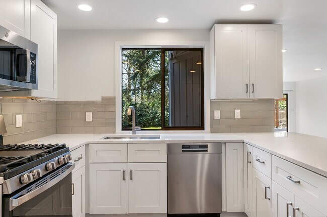 Building Photo - A Spacious Home in the Prestigious Sahalee Neighborhood with 2 Bed plus den and 2 Bath