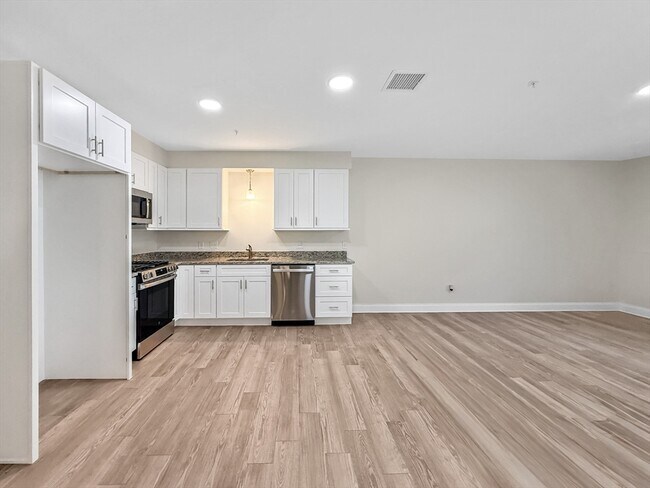 Building Photo - 10 Franklin Ave