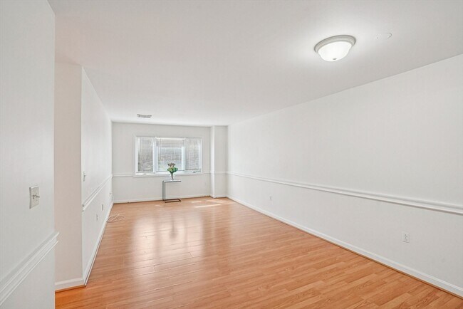 Building Photo - 35 Des Moines Rd