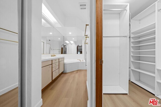 Building Photo - 15500 Sunset Blvd