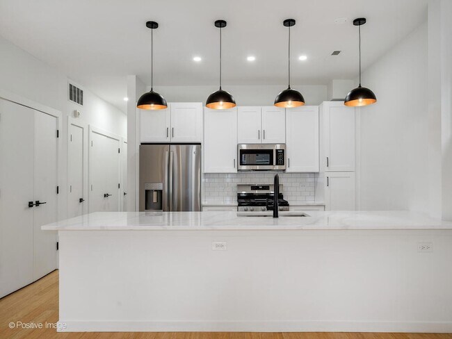 Building Photo - 842 N Wolcott Ave