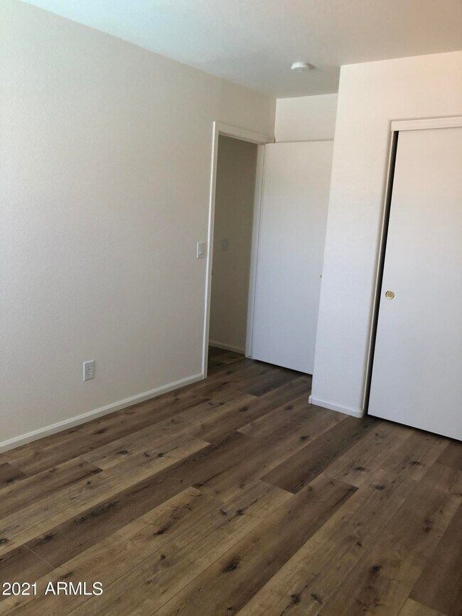 Building Photo - 2528 W Straight Arrow Ln