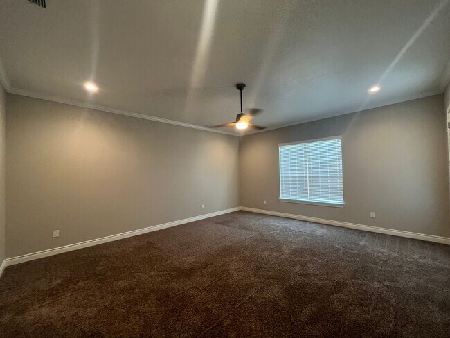 Building Photo - 4815 Viewcrest Rd