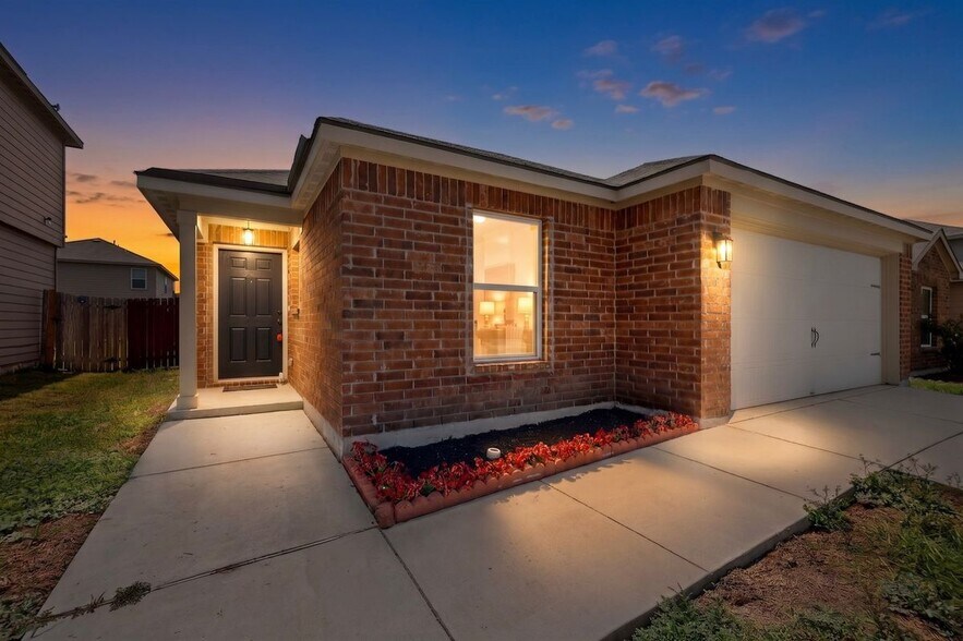 Building Photo - 15018 Silver Tree Cove