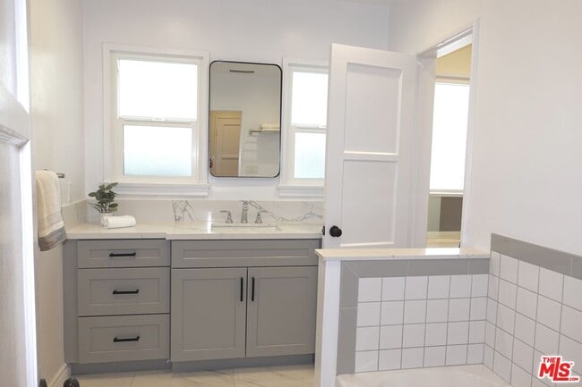 Building Photo - 906 Croft Ave