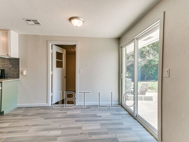 Building Photo - 4416 Meadowoak Dr