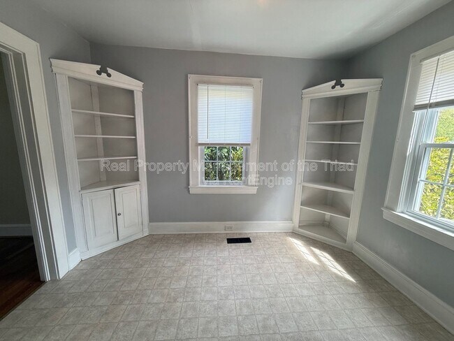 Building Photo - 801 Knollwood St