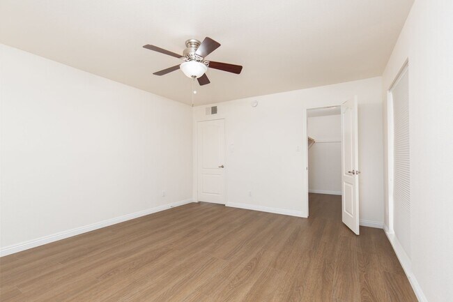 Building Photo - 1 bedroom unity in luxury guard gated community near the Strip