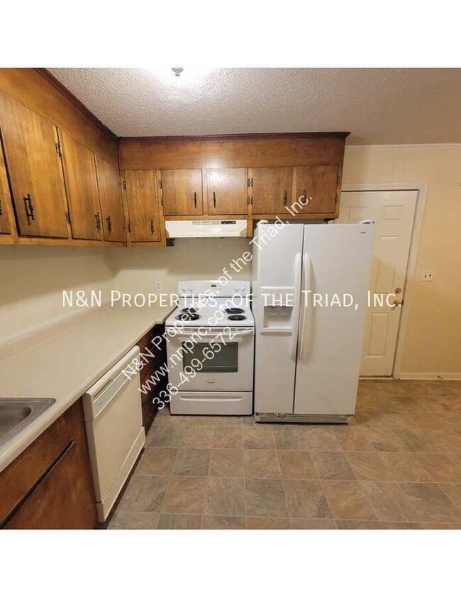 Building Photo - Great Location!  2 Bedroom Townhouse Apart...