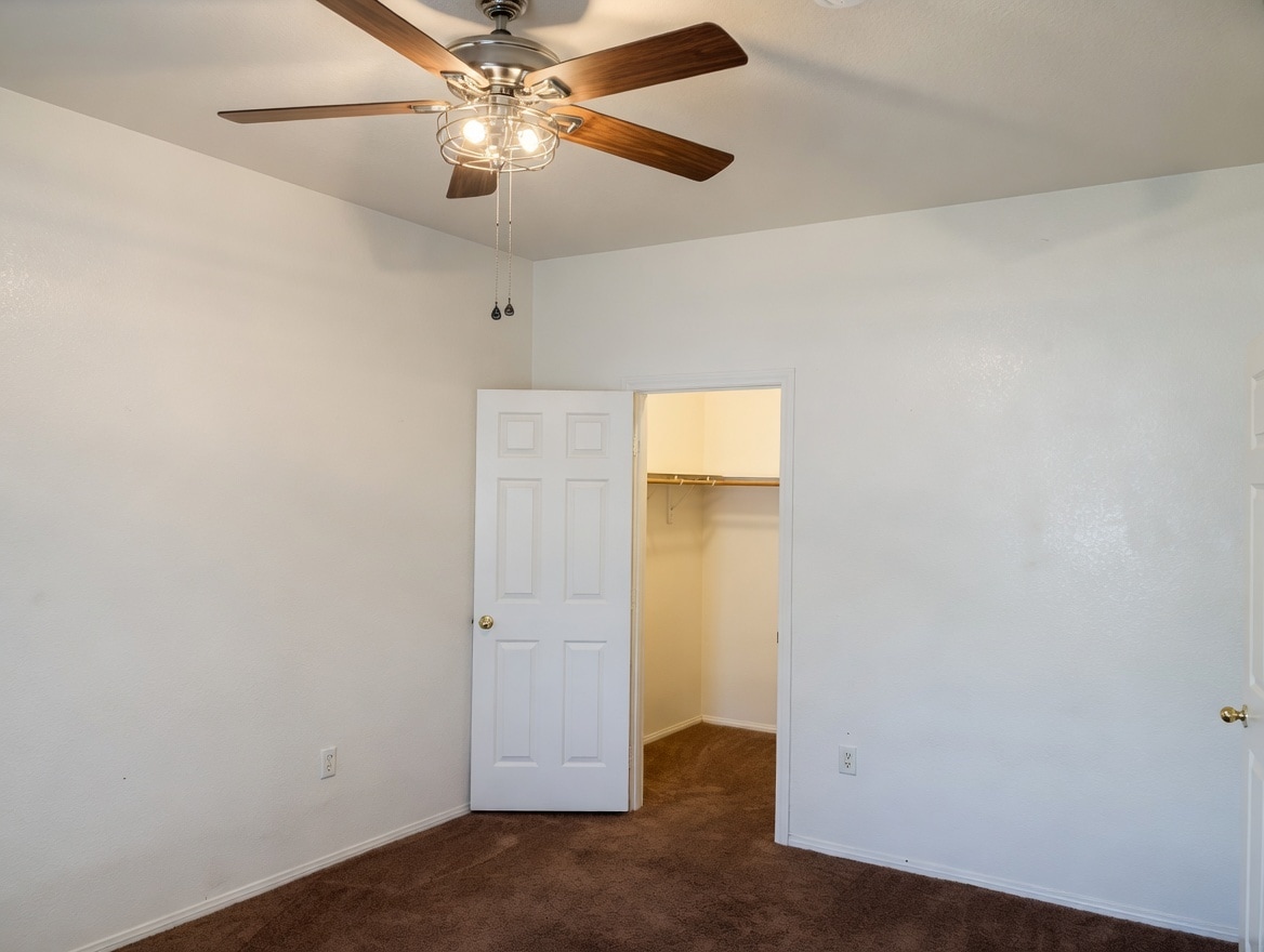 Main Bedroom Closet - 520 Arrowhead Trl