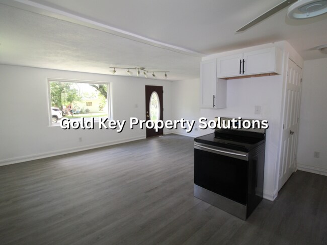 Building Photo - MUNCIE 3 BR 1 BA House with New Flooring and Paint (SECTION 8 APPROVED)