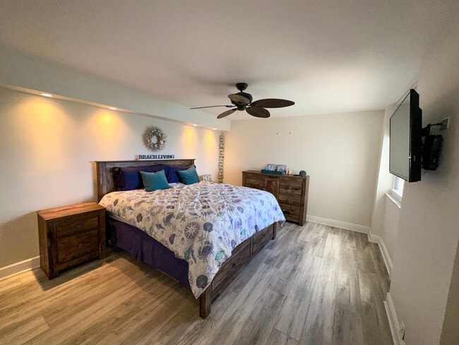 Building Photo - 5420 N Ocean Dr