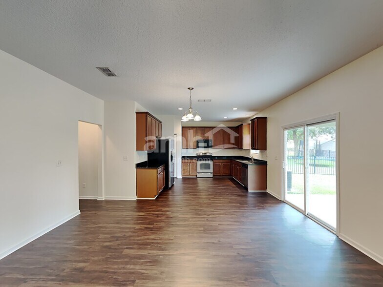 Building Photo - 13728 Devan Lee Dr N