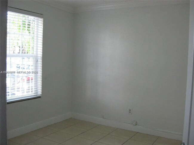 Building Photo - 11 SW 32nd Ave