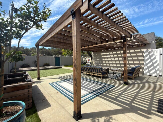 Building Photo - **2025 Euclid Ave Long Beach** Beautiful 3 bedroom 2 bath !!2 weeks free OAC!!