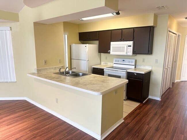 Building Photo - Spacious 3 bedroom condo, perfectly located near shopping & attractions!