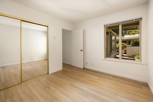 Building Photo - Beautiful 2/2 Condo in Hidden Valley!