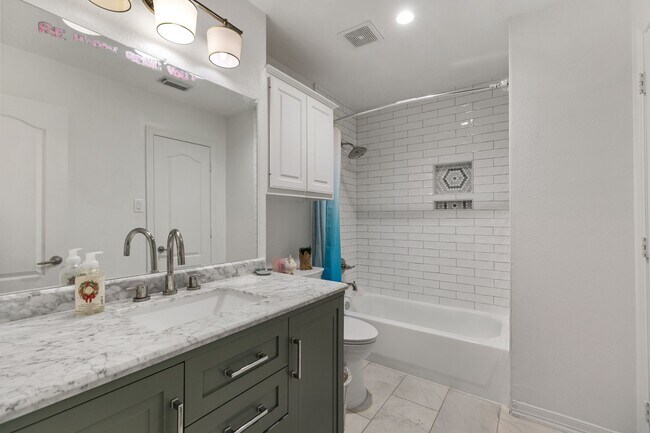 Building Photo - 2560 Costa Mesa Cir