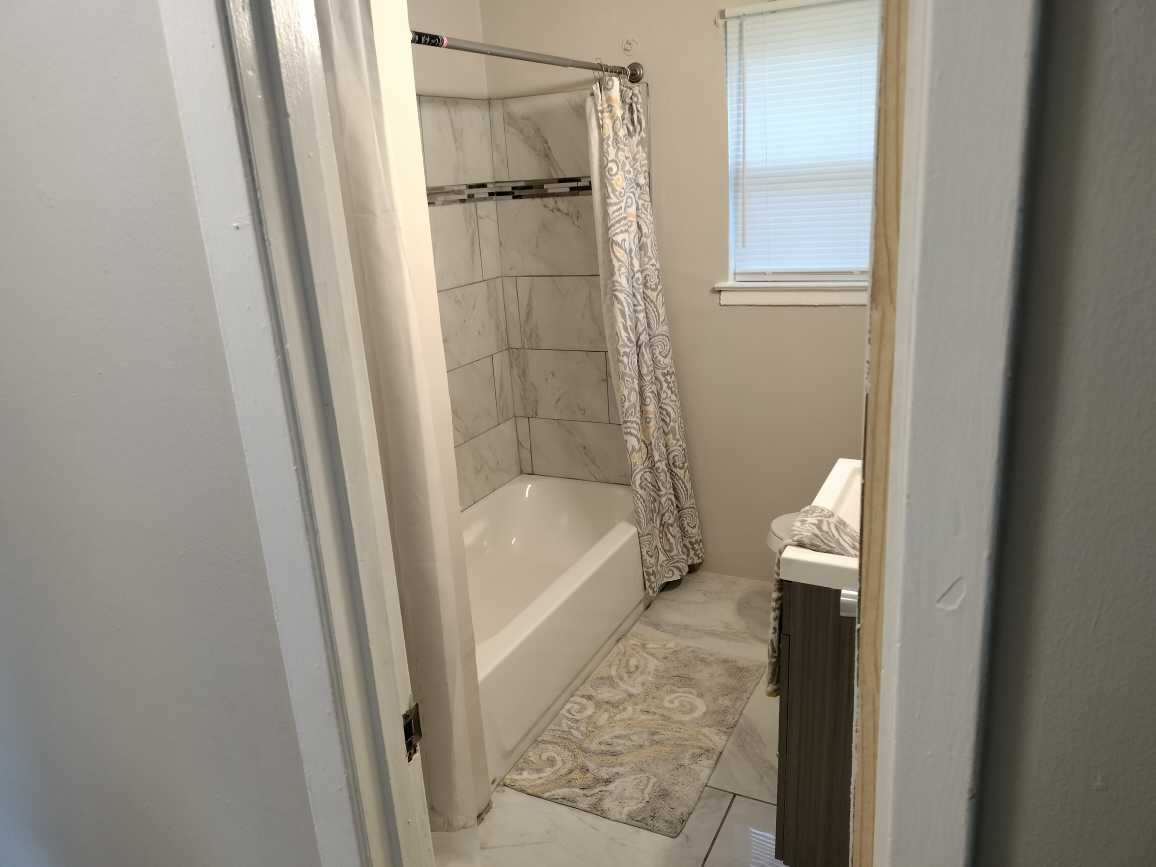 Bathroom - 917 W Michigan Ave