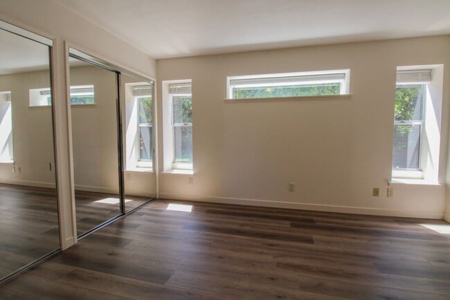 Building Photo - 298 Country Club Dr