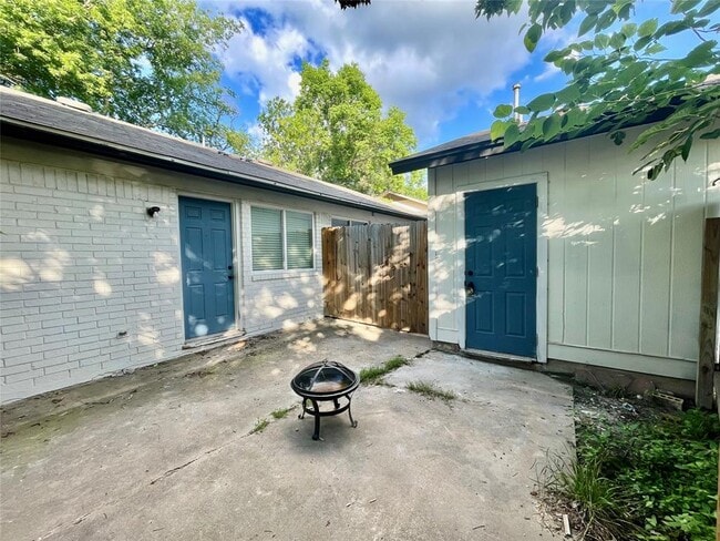 Building Photo - 312 W William Cannon Dr