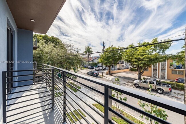 Building Photo - 1376 SW 4th St