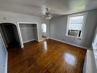 Building Photo - Large one room efficiency with large kitchen