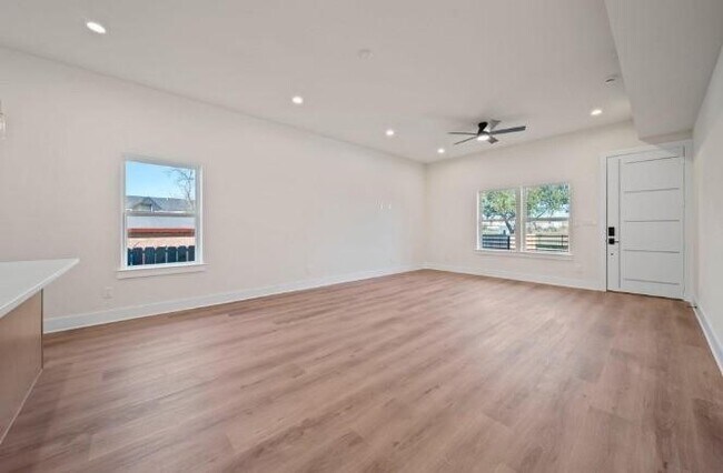 Building Photo - 236 E 39th St