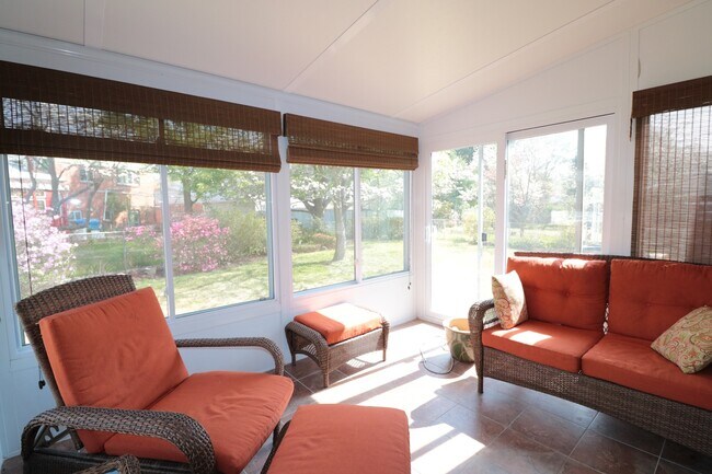 Building Photo - Spectacular 4 Bedroom, 3.5 SFH - Fenced Ya...