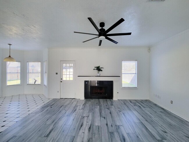 Building Photo - NICE 4 BEDROOM 2 BATH LEASE HOME WITH 2327 SF