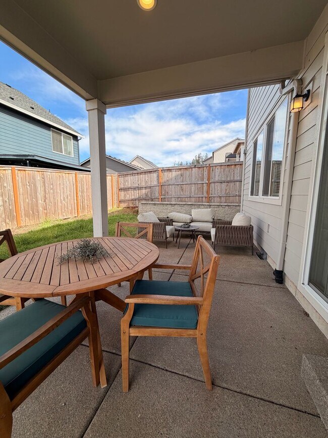 Building Photo - Model home! 4-bed 3-Bath Home on Moon MTN!