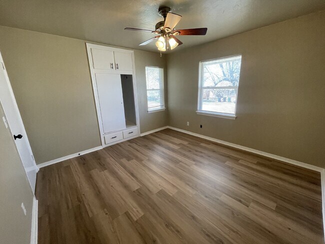 Building Photo - 3 Bed, 1 Bath Home with Large Corner Lot