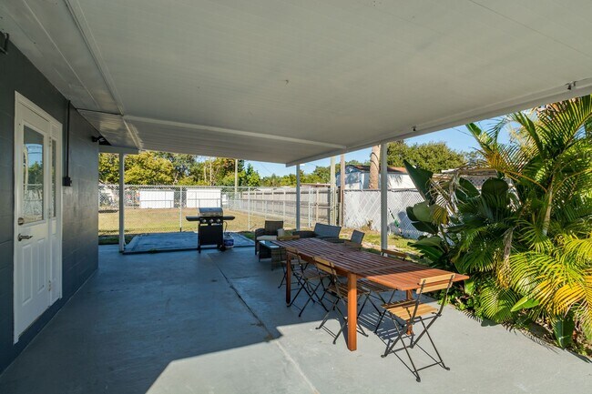Building Photo - Fully Furnished 3BR/2BA St. Pete Home – Modern Updates & Prime Location